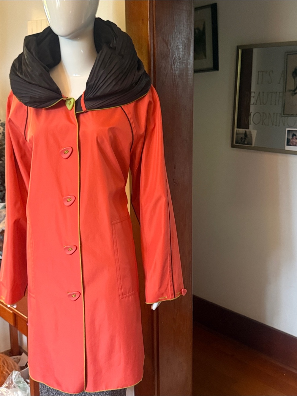 Ubu XL piped reversible Parisian Women’s Orange Coat with Black Collar like new